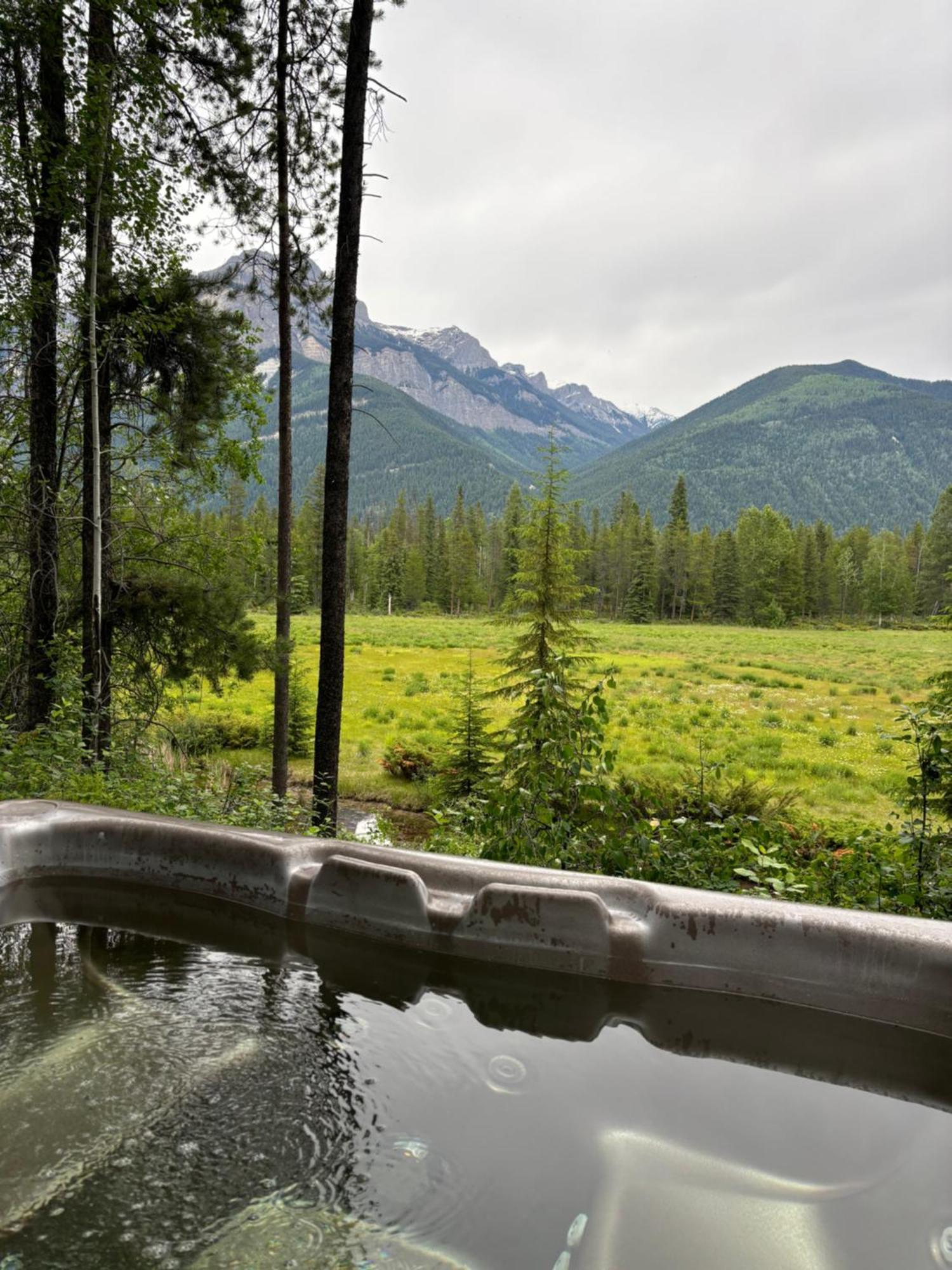 Rocky Mountain Cabins And Home Golden Luaran gambar